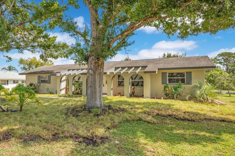 Active With Contract: $299,999 (2 beds, 2 baths, 1288 Square Feet)