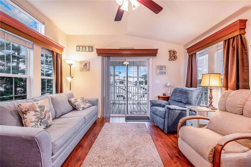 For Sale: $139,000 (1 beds, 1 baths, 499 Square Feet)