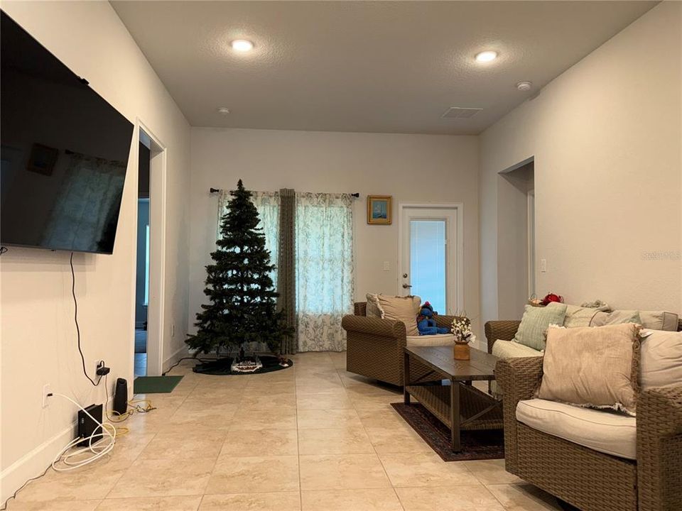 待售: $305,000 (4 贝兹, 2 浴室, 1820 平方英尺)