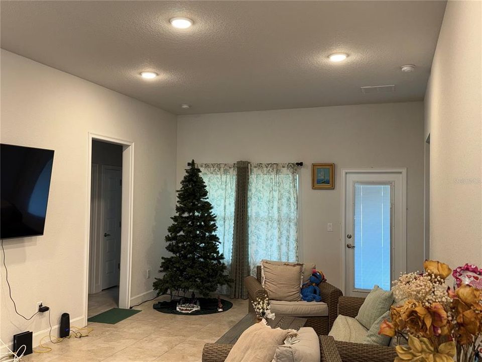 待售: $305,000 (4 贝兹, 2 浴室, 1820 平方英尺)