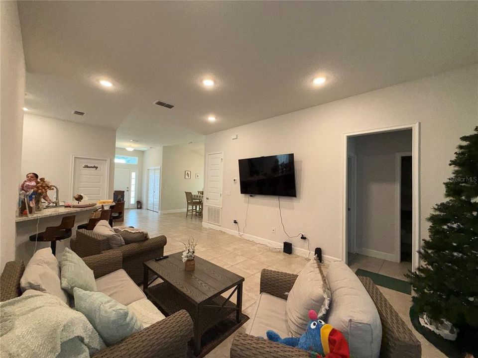 待售: $305,000 (4 贝兹, 2 浴室, 1820 平方英尺)