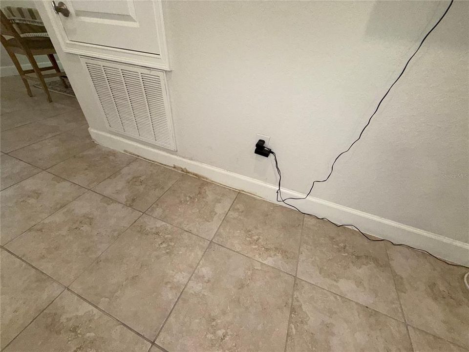 待售: $305,000 (4 贝兹, 2 浴室, 1820 平方英尺)