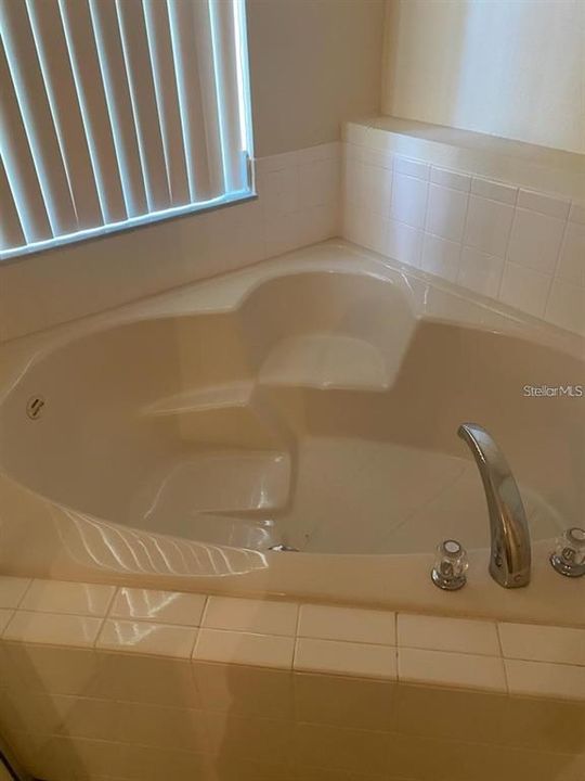 合同活跃: $2,100 (4 贝兹, 2 浴室, 2213 平方英尺)