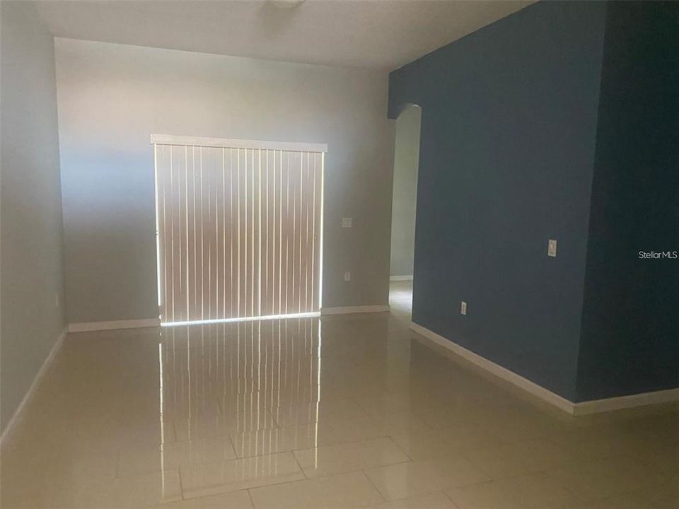 合同活跃: $2,100 (4 贝兹, 2 浴室, 2213 平方英尺)