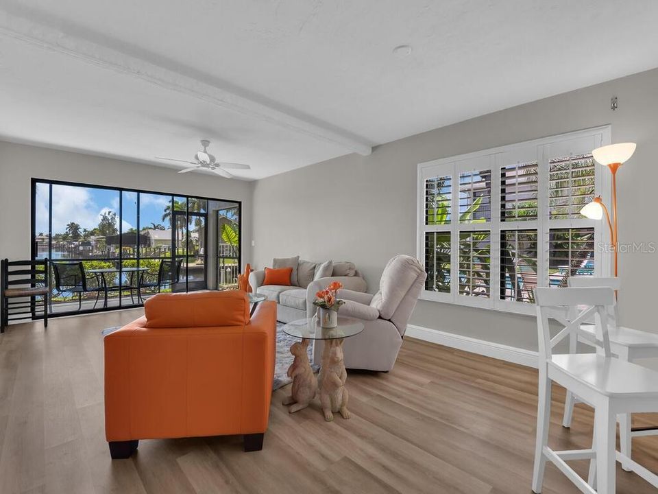 Active With Contract: $300,000 (2 beds, 2 baths, 1162 Square Feet)