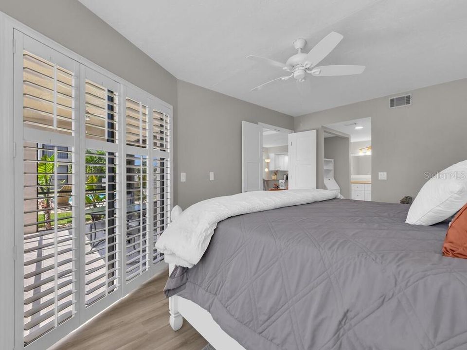 Active With Contract: $300,000 (2 beds, 2 baths, 1162 Square Feet)