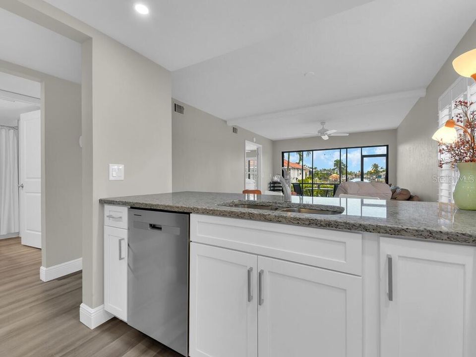 Active With Contract: $300,000 (2 beds, 2 baths, 1162 Square Feet)