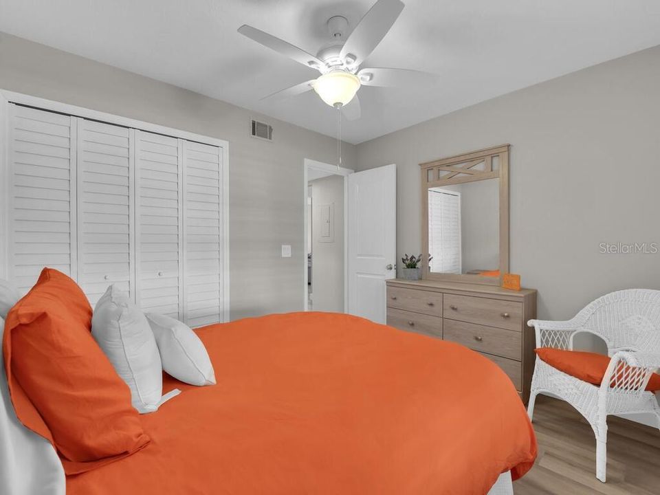 Active With Contract: $300,000 (2 beds, 2 baths, 1162 Square Feet)