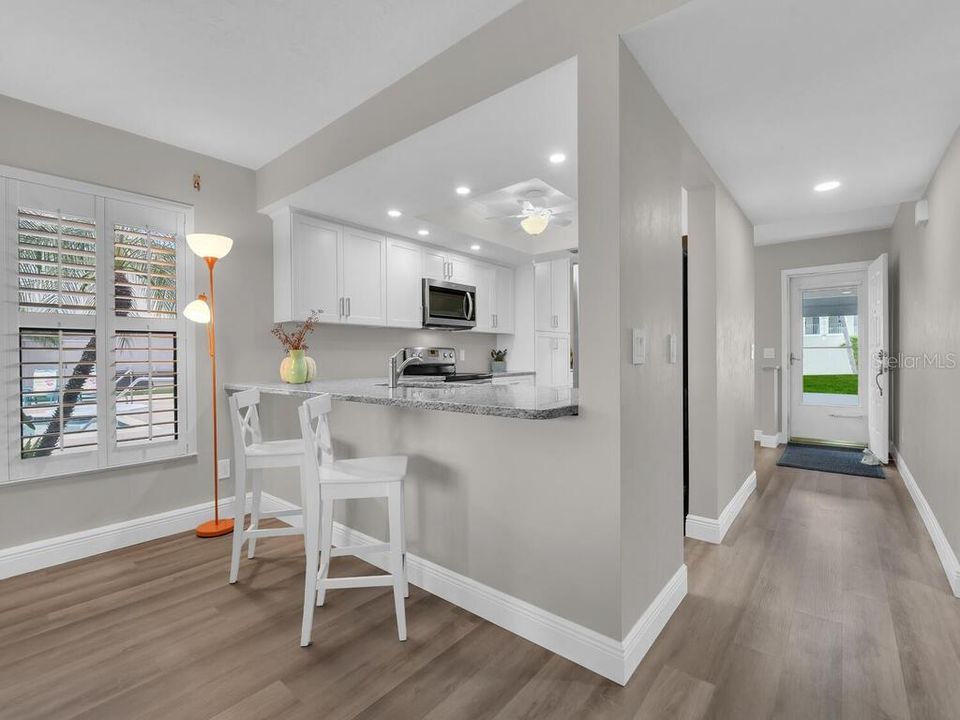 Active With Contract: $300,000 (2 beds, 2 baths, 1162 Square Feet)