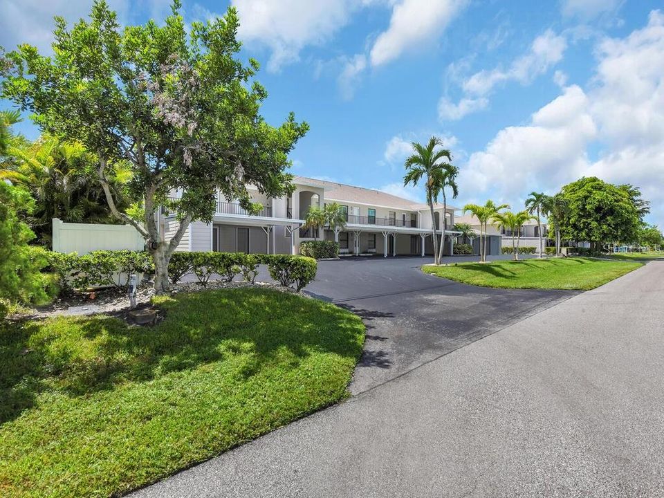 Active With Contract: $300,000 (2 beds, 2 baths, 1162 Square Feet)