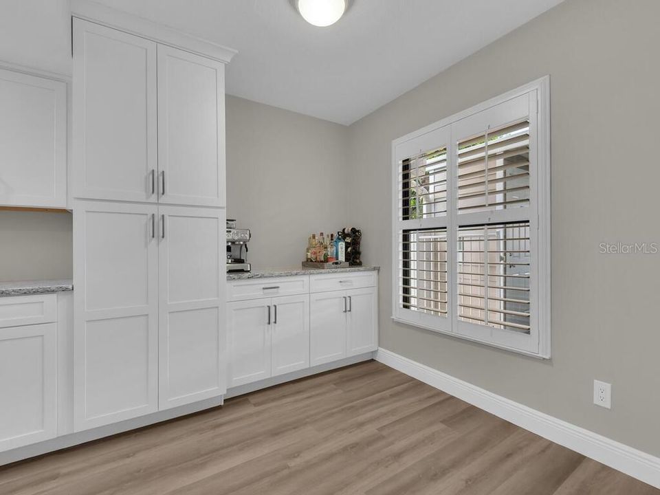 Active With Contract: $300,000 (2 beds, 2 baths, 1162 Square Feet)