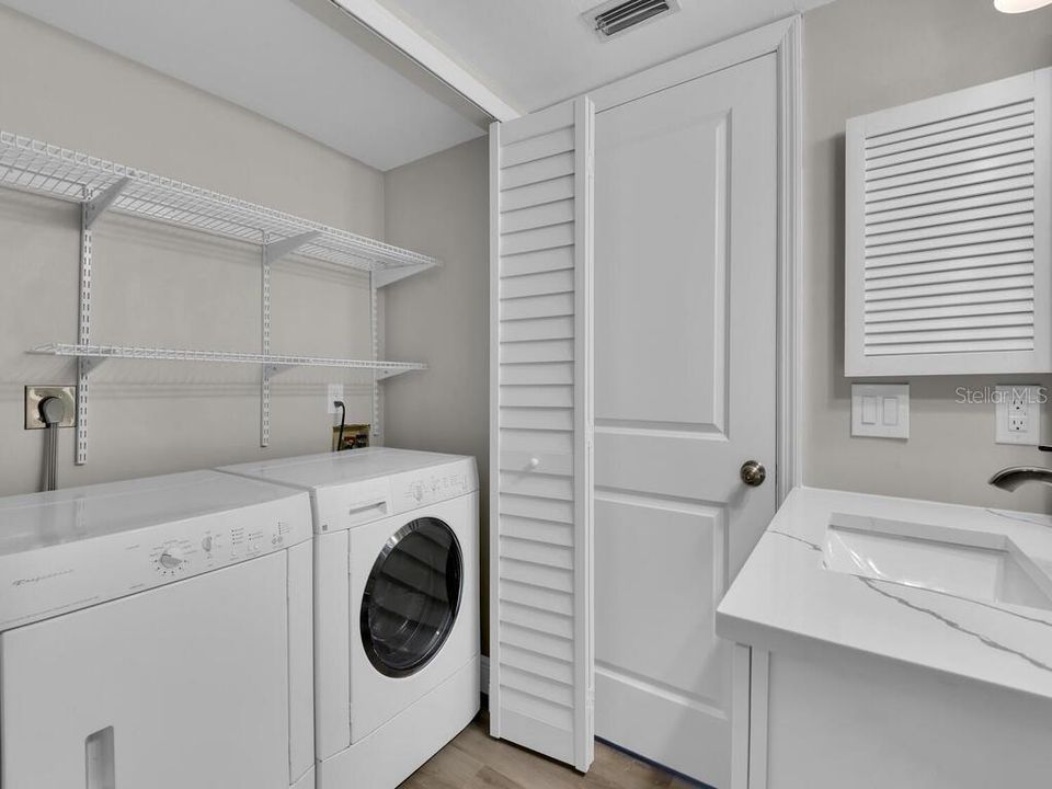 Active With Contract: $300,000 (2 beds, 2 baths, 1162 Square Feet)