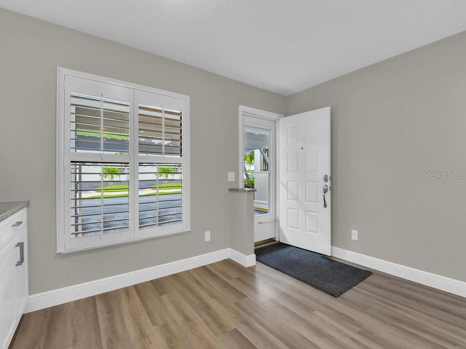 Active With Contract: $300,000 (2 beds, 2 baths, 1162 Square Feet)