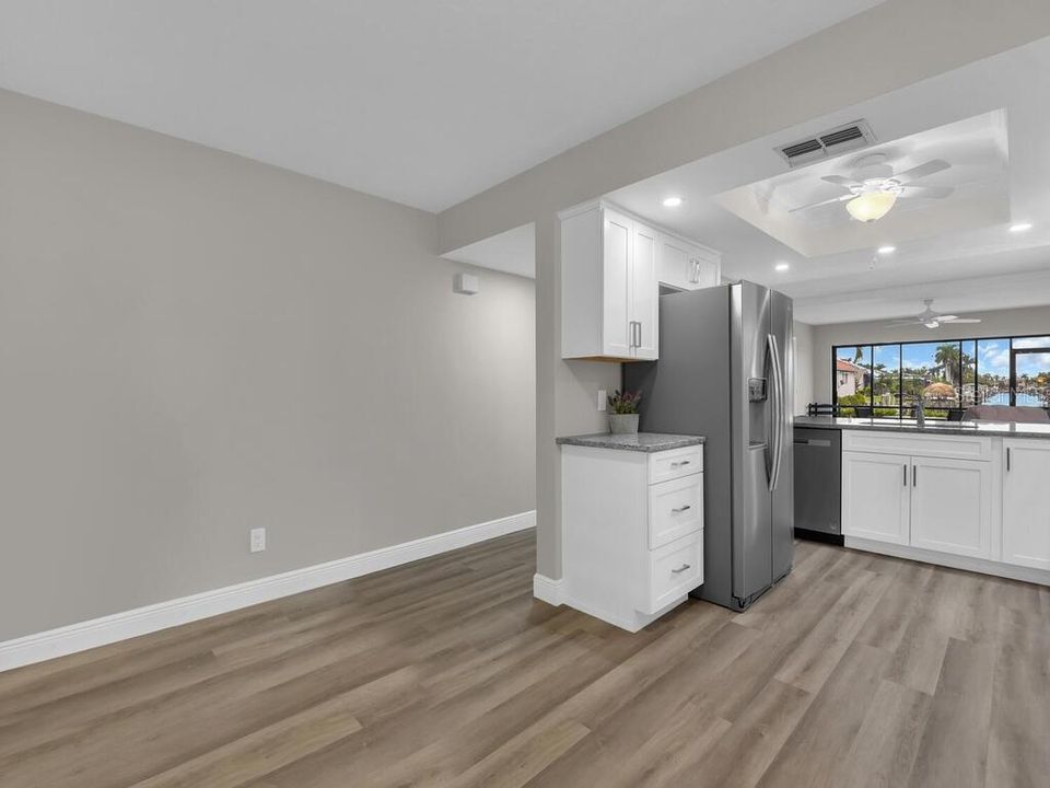 Active With Contract: $300,000 (2 beds, 2 baths, 1162 Square Feet)