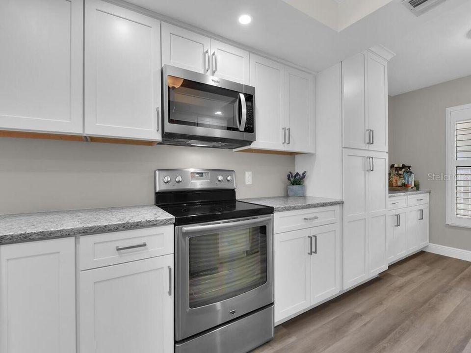 Active With Contract: $300,000 (2 beds, 2 baths, 1162 Square Feet)