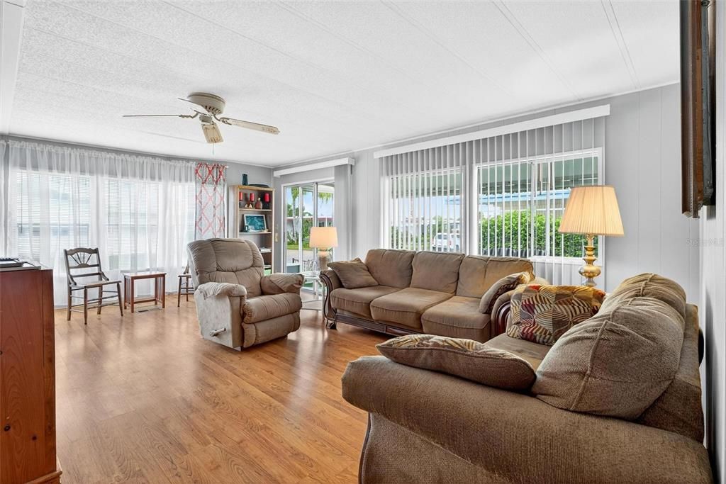 На продажу: $113,000 (2 спален, 2 ванн, 1056 Квадратных фут)