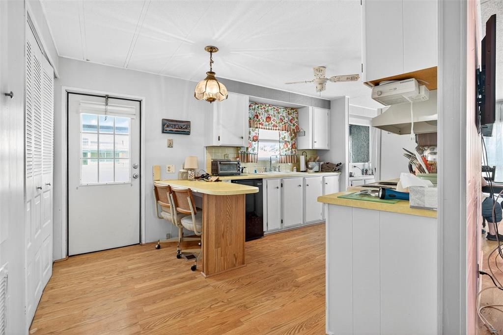 На продажу: $113,000 (2 спален, 2 ванн, 1056 Квадратных фут)