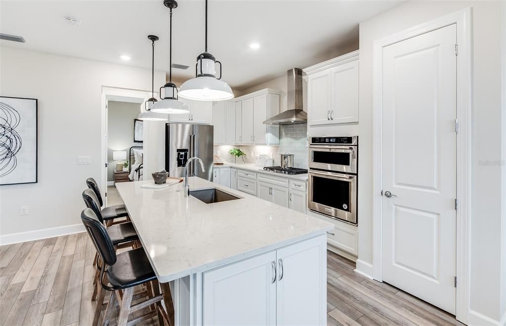 Activo con contrato: $690,085 (5 camas, 3 baños, 2615 Pies cuadrados)