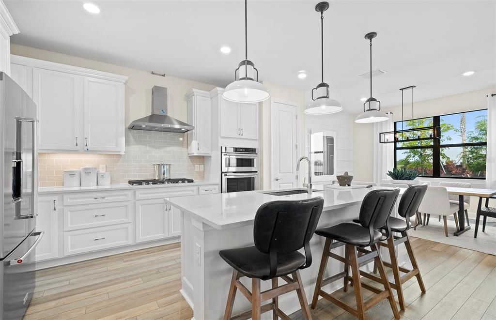 Activo con contrato: $690,085 (5 camas, 3 baños, 2615 Pies cuadrados)