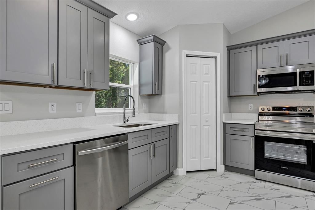 合同活跃: $274,900 (3 贝兹, 2 浴室, 1439 平方英尺)