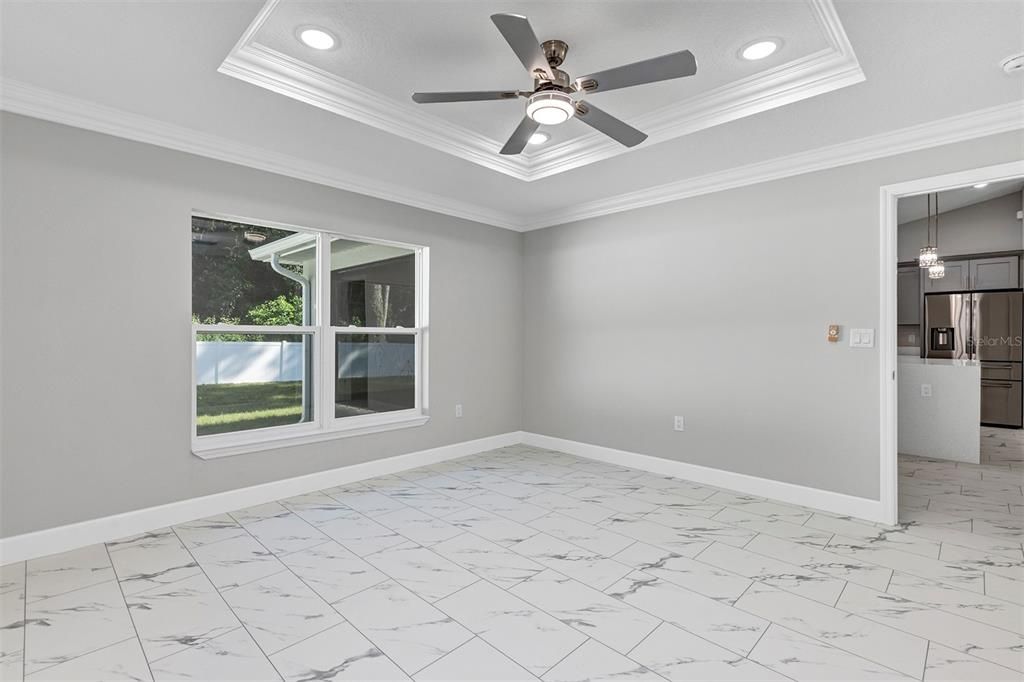 合同活跃: $274,900 (3 贝兹, 2 浴室, 1439 平方英尺)