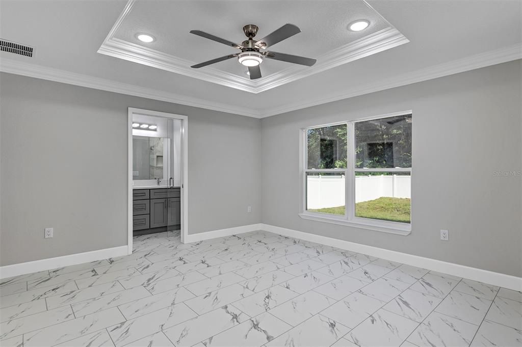 合同活跃: $274,900 (3 贝兹, 2 浴室, 1439 平方英尺)