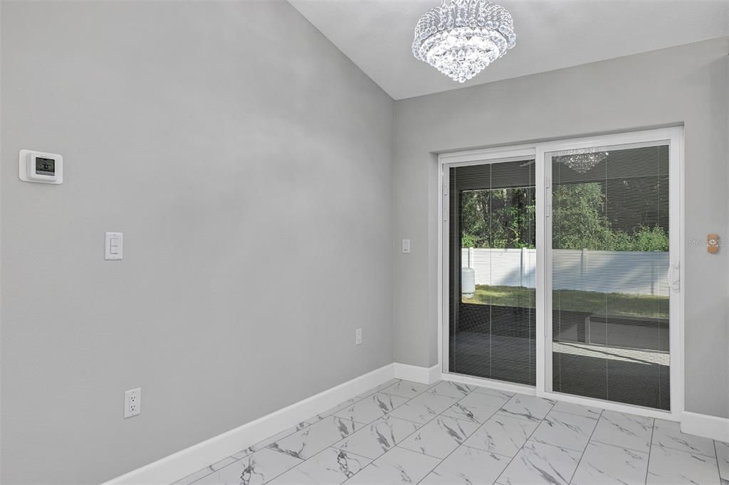 合同活跃: $274,900 (3 贝兹, 2 浴室, 1439 平方英尺)