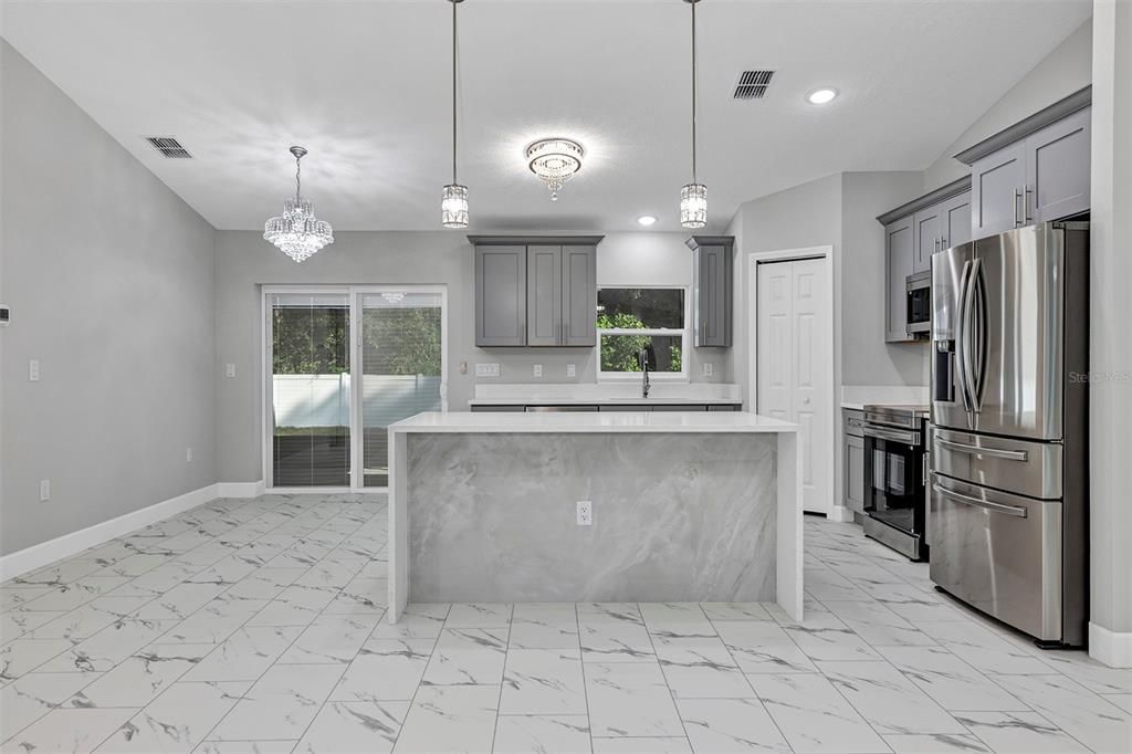 合同活跃: $274,900 (3 贝兹, 2 浴室, 1439 平方英尺)