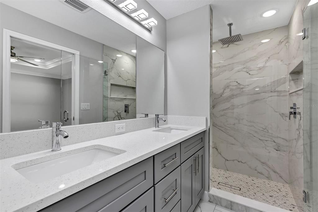 合同活跃: $274,900 (3 贝兹, 2 浴室, 1439 平方英尺)