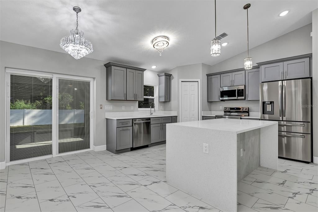 合同活跃: $274,900 (3 贝兹, 2 浴室, 1439 平方英尺)