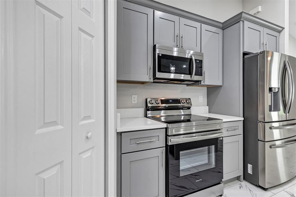 合同活跃: $274,900 (3 贝兹, 2 浴室, 1439 平方英尺)