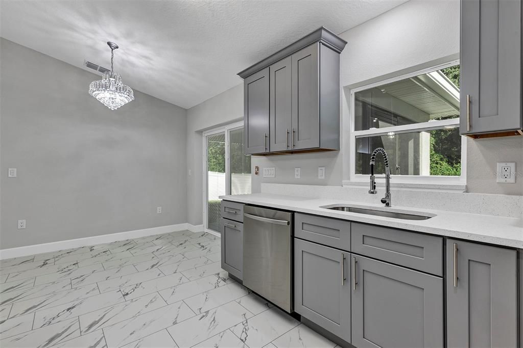 合同活跃: $274,900 (3 贝兹, 2 浴室, 1439 平方英尺)