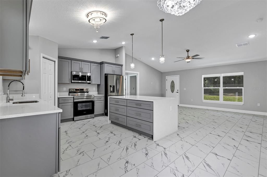 合同活跃: $274,900 (3 贝兹, 2 浴室, 1439 平方英尺)