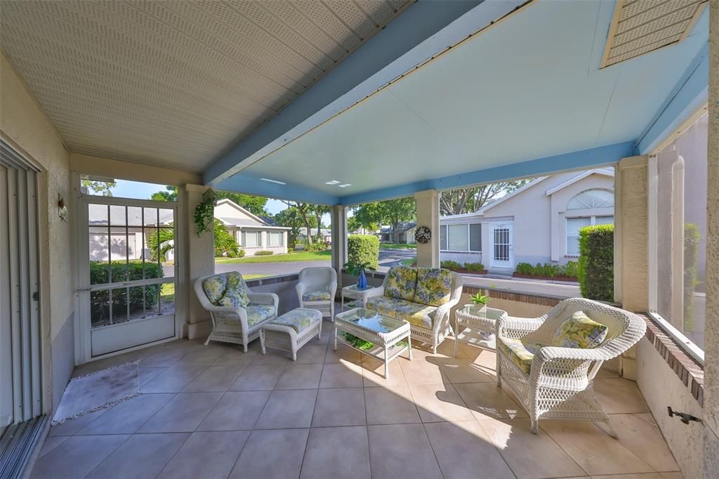 合同活跃: $2,000 (2 贝兹, 2 浴室, 1304 平方英尺)