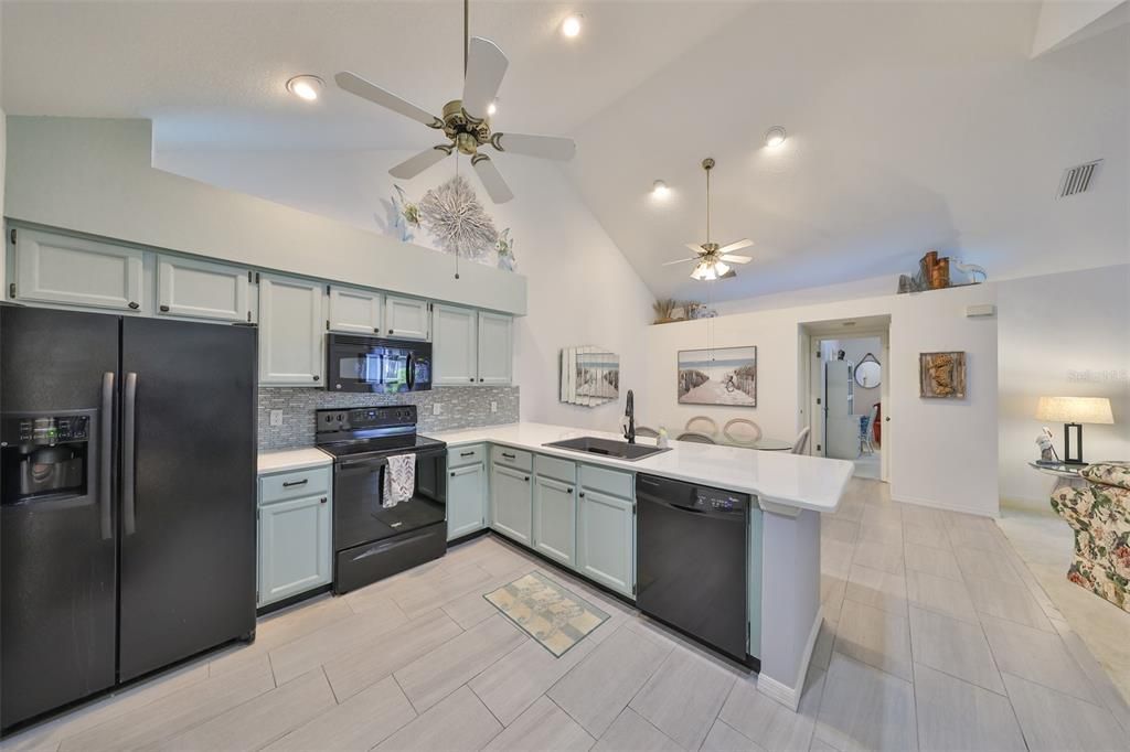 合同活跃: $2,000 (2 贝兹, 2 浴室, 1304 平方英尺)