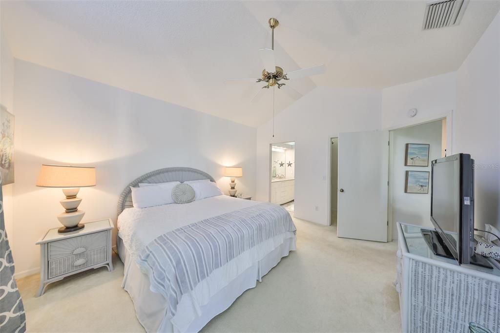 合同活跃: $2,000 (2 贝兹, 2 浴室, 1304 平方英尺)