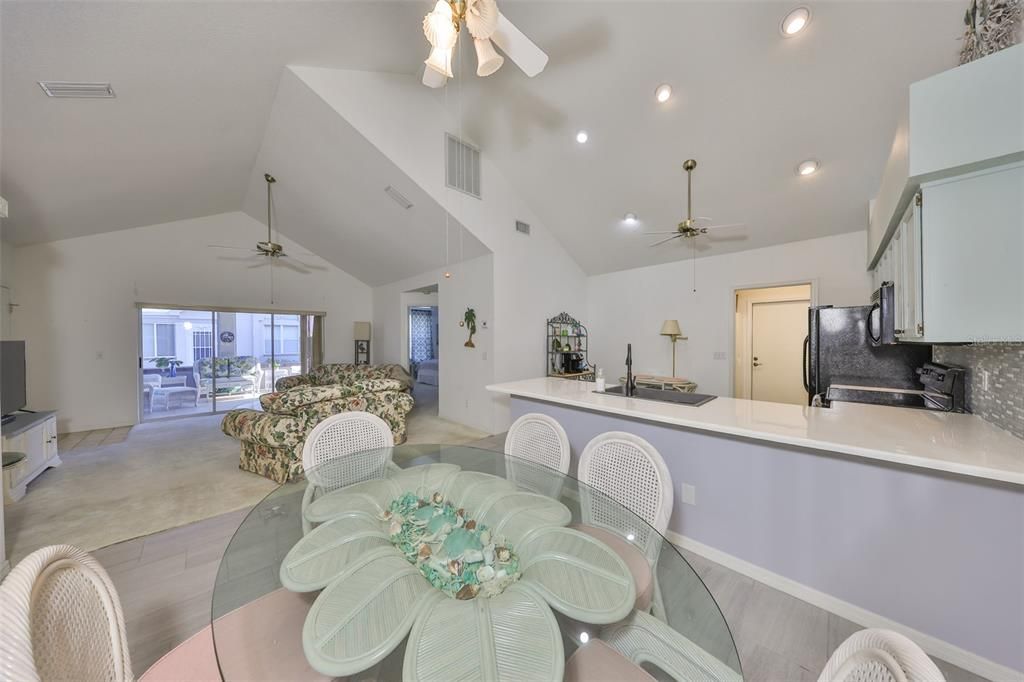 合同活跃: $2,000 (2 贝兹, 2 浴室, 1304 平方英尺)