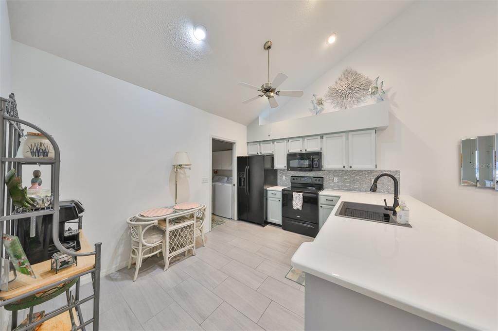 合同活跃: $2,000 (2 贝兹, 2 浴室, 1304 平方英尺)