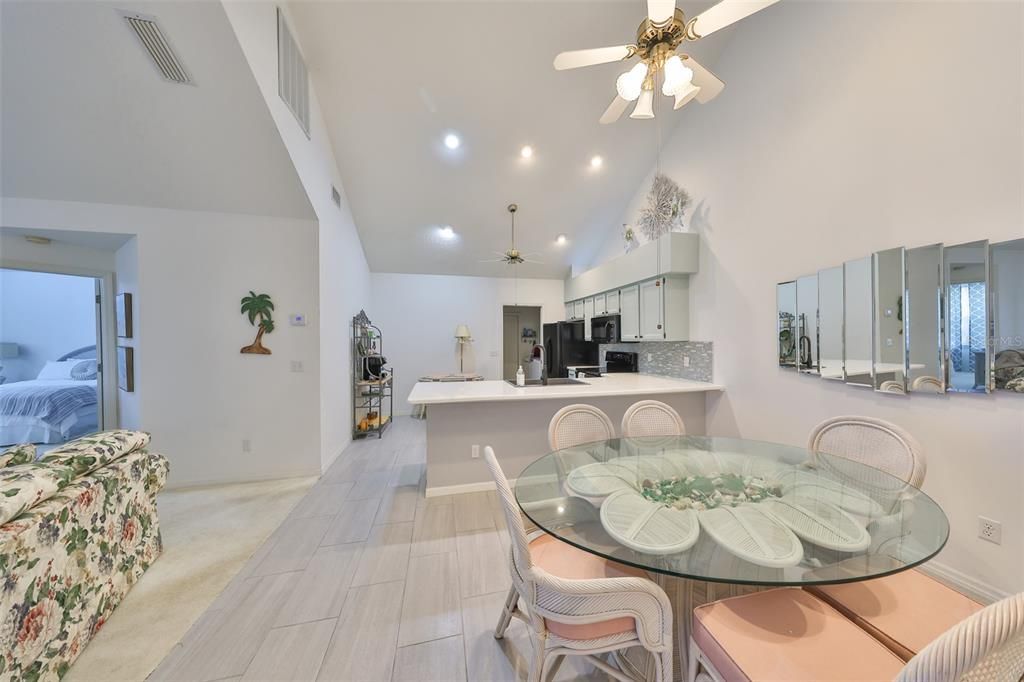 合同活跃: $2,000 (2 贝兹, 2 浴室, 1304 平方英尺)