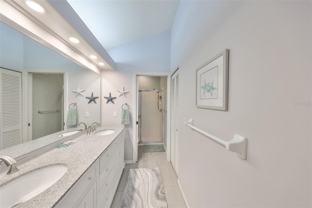 合同活跃: $2,000 (2 贝兹, 2 浴室, 1304 平方英尺)