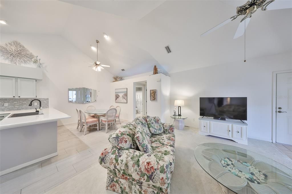 合同活跃: $2,000 (2 贝兹, 2 浴室, 1304 平方英尺)