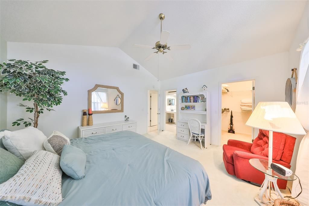 合同活跃: $2,000 (2 贝兹, 2 浴室, 1304 平方英尺)