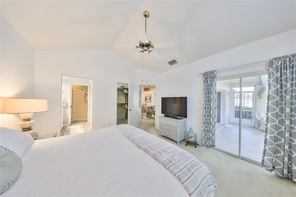 合同活跃: $2,000 (2 贝兹, 2 浴室, 1304 平方英尺)