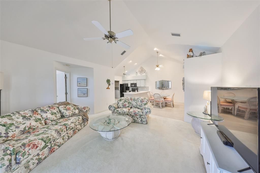 合同活跃: $2,000 (2 贝兹, 2 浴室, 1304 平方英尺)