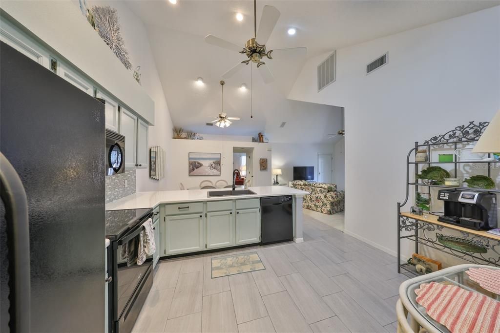 合同活跃: $2,000 (2 贝兹, 2 浴室, 1304 平方英尺)