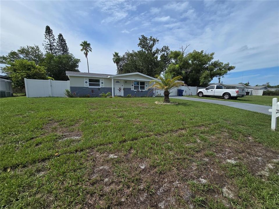 Active With Contract: $1,725 (2 beds, 2 baths, 1117 Square Feet)