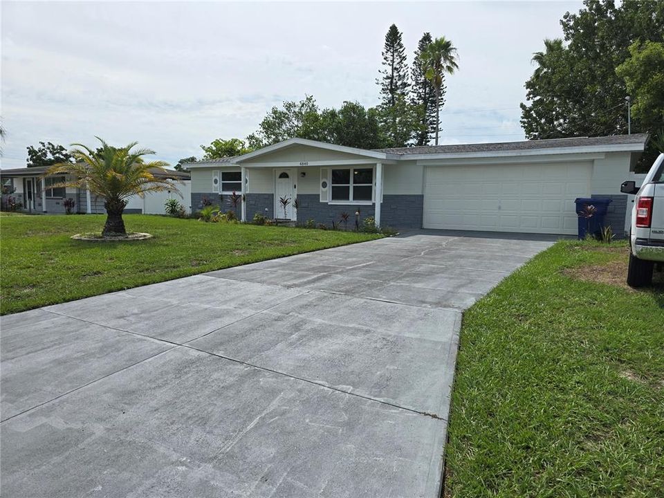 Active With Contract: $1,725 (2 beds, 2 baths, 1117 Square Feet)