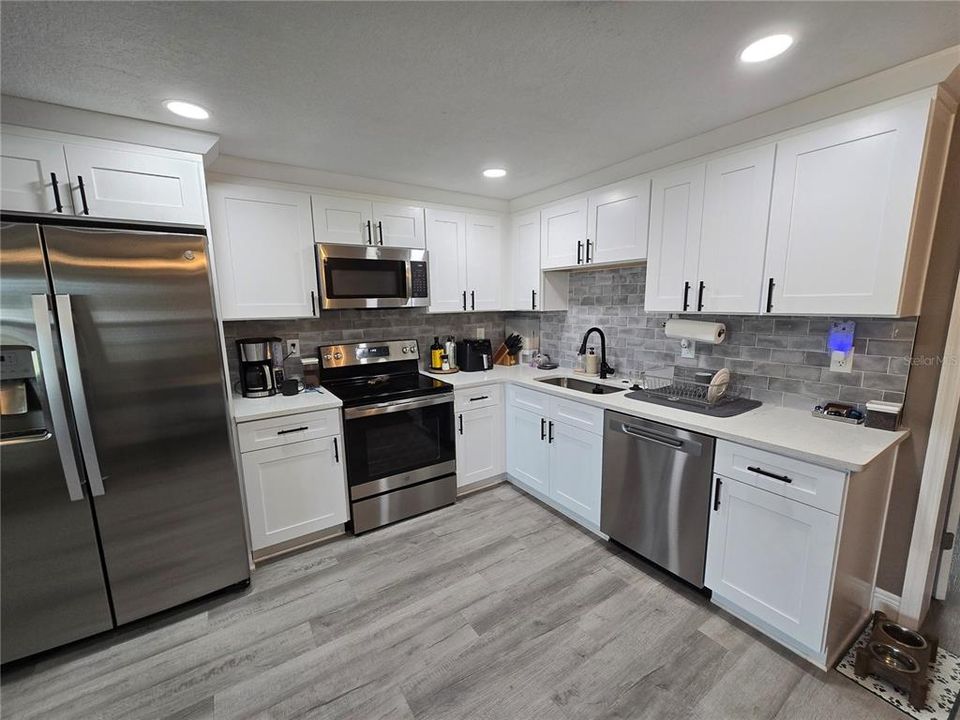 Active With Contract: $1,725 (2 beds, 2 baths, 1117 Square Feet)