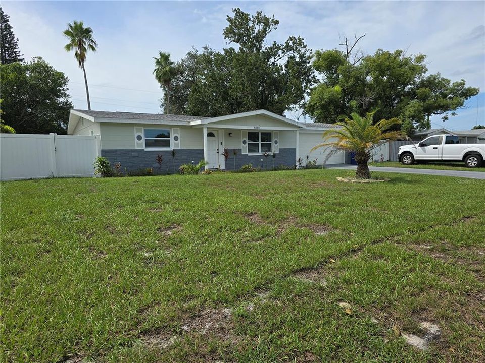 Active With Contract: $1,725 (2 beds, 2 baths, 1117 Square Feet)