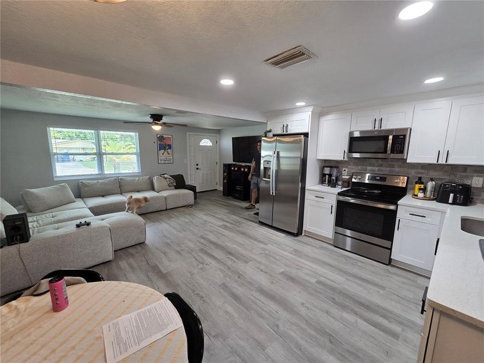 Active With Contract: $1,725 (2 beds, 2 baths, 1117 Square Feet)